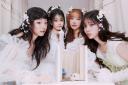 Discovery splash banner for QWER 바위게 커뮤니티 서버 Discord server